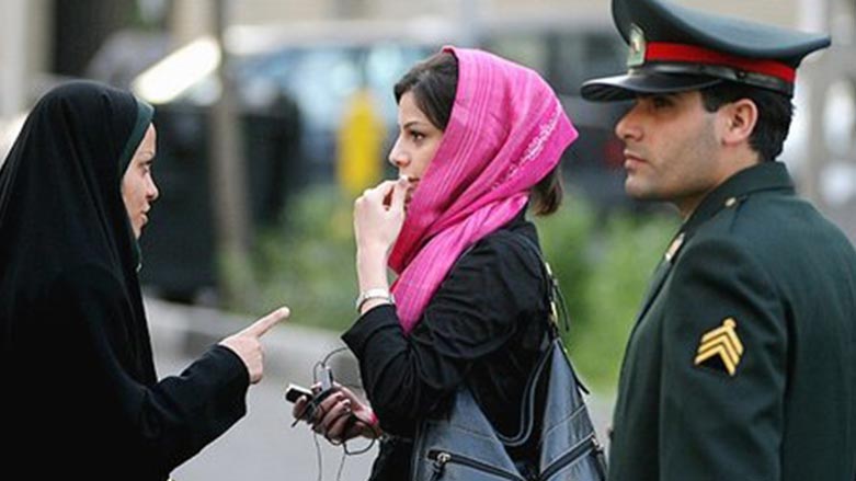 پۆلیسی تاران ژنانی بێ حیجاب دەستبەسەر دەكەن
