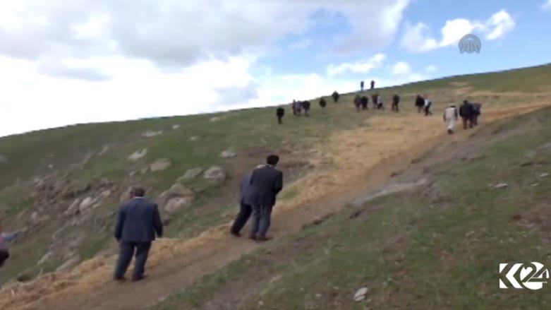 خه‌ڵكى گوندێكى باكوورى كوردستان هه‌شت ساڵه‌ داواى ده‌سته‌به‌رى تۆڕى په‌يوه‌ندى مۆبايل ده‌كه‌ن