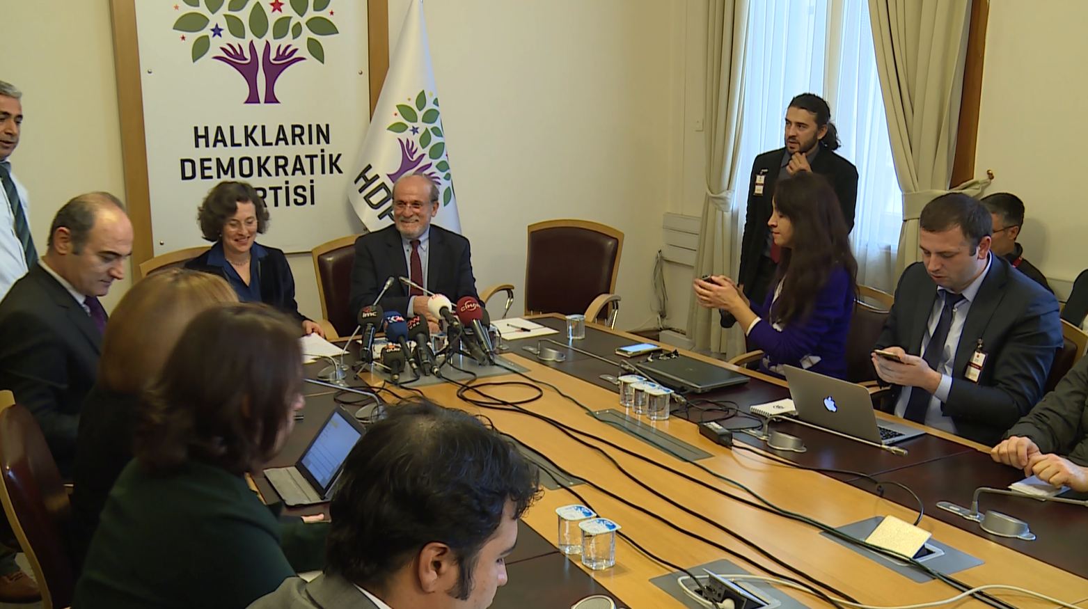 Ji bo aştiyê gava pêşî li Parlamentoyê hat avêtin