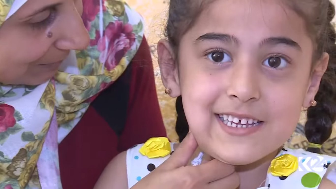 بالصور.. طفلة حلبية تفقد النطق بعد قصف على منزلها