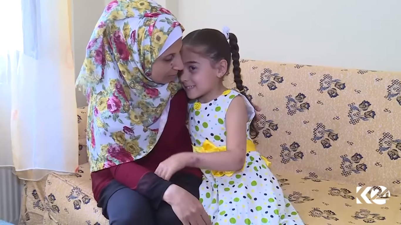 بالصور.. طفلة حلبية تفقد النطق بعد قصف على منزلها