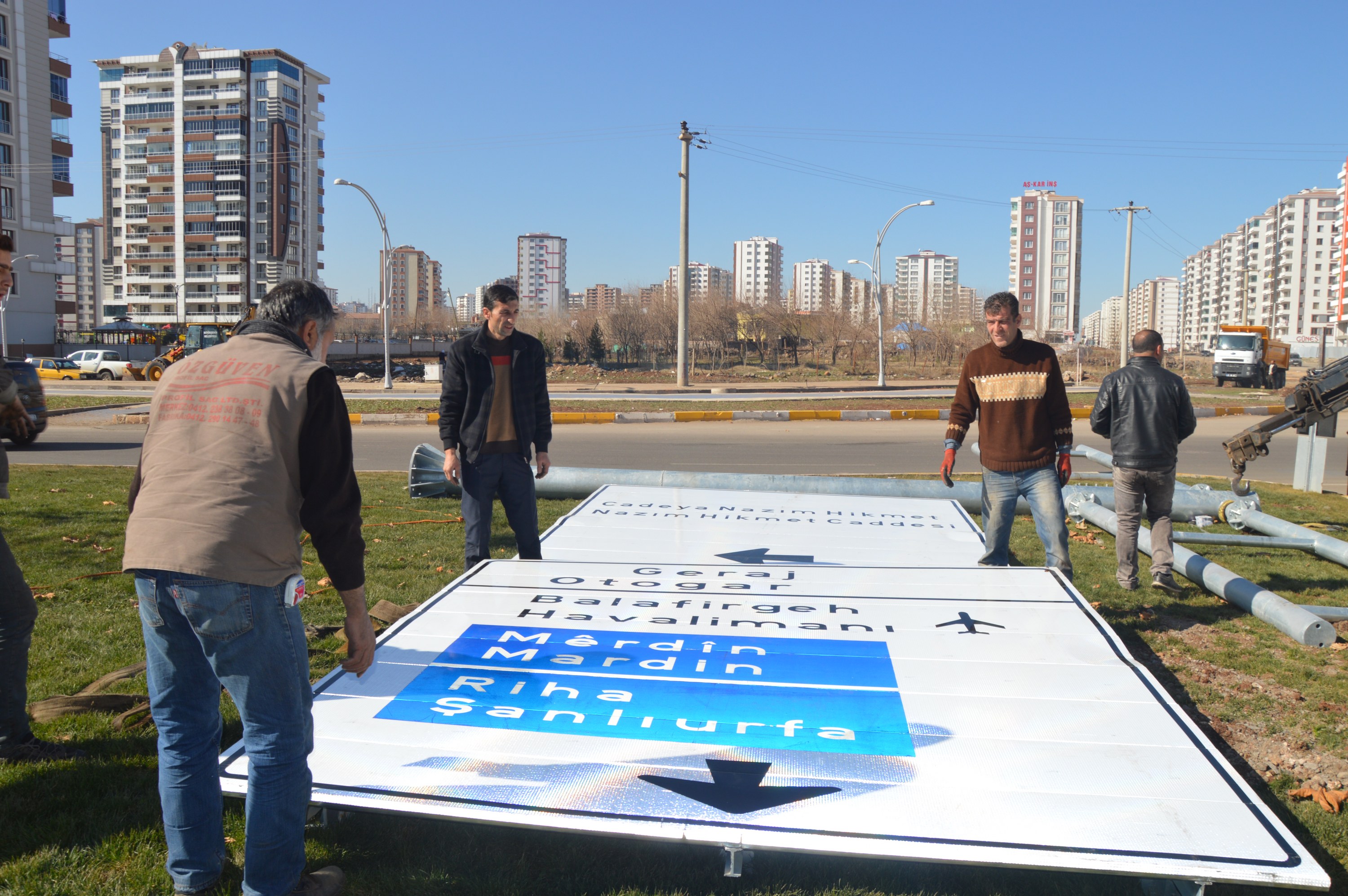 Li Diyarbekirê lewheyên bi Kurdî hatin danîn