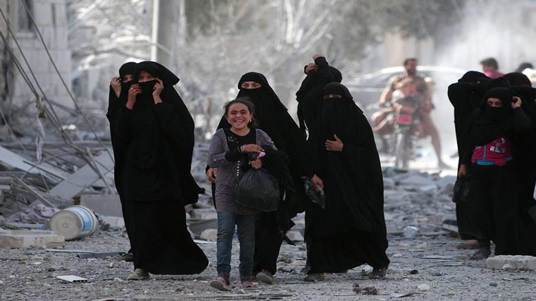 بەڤیدیۆ..ژنانی منبج جلە رەشەكانی داعش دەسوتێنن 