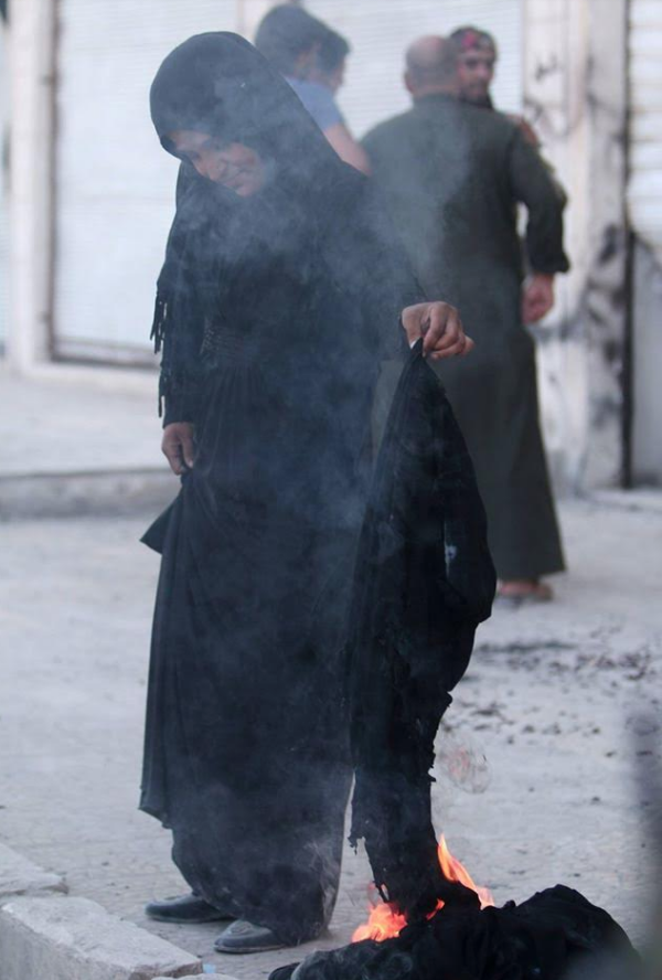 بەڤیدیۆ..ژنانی منبج جلە رەشەكانی داعش دەسوتێنن 