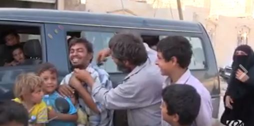 بەڤیدیۆ..ژنانی منبج جلە رەشەكانی داعش دەسوتێنن 