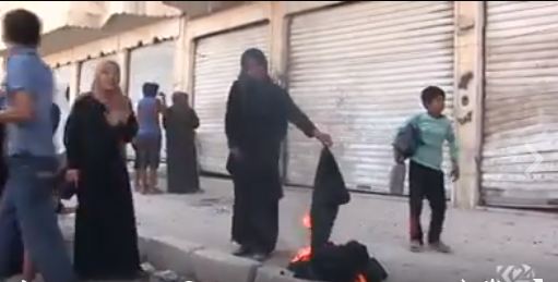 بەڤیدیۆ..ژنانی منبج جلە رەشەكانی داعش دەسوتێنن 