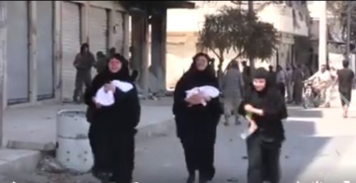 بەڤیدیۆ..ژنانی منبج جلە رەشەكانی داعش دەسوتێنن 