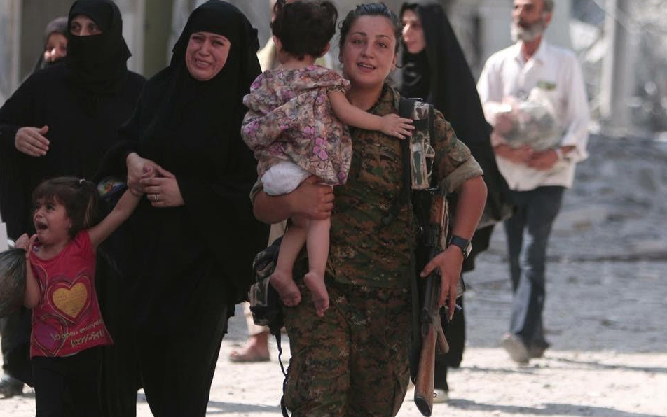 بەڤیدیۆ..ژنانی منبج جلە رەشەكانی داعش دەسوتێنن 