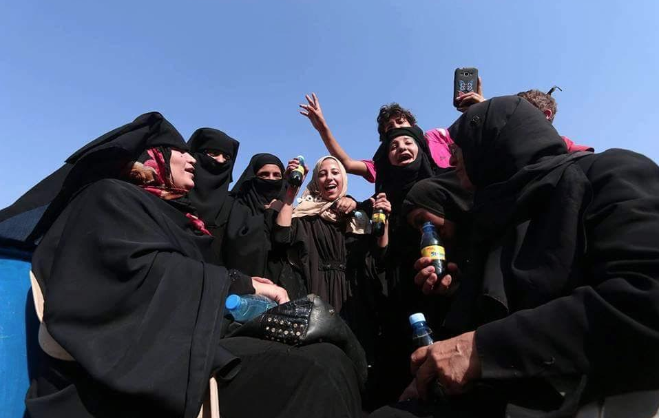 بەڤیدیۆ..ژنانی منبج جلە رەشەكانی داعش دەسوتێنن 