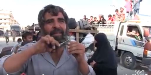 بەڤیدیۆ..ژنانی منبج جلە رەشەكانی داعش دەسوتێنن 