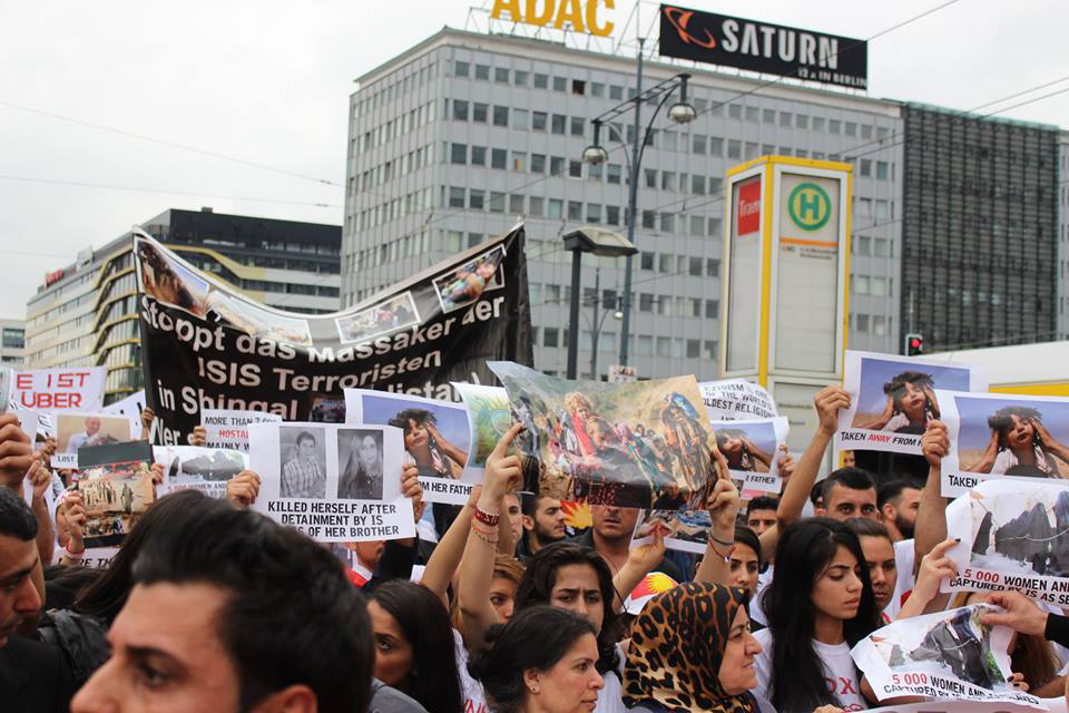 بالصور..مظاهرة ببرلين في الذكرى الثانية لـ