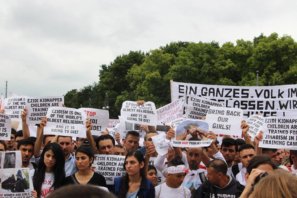 بالصور..مظاهرة ببرلين في الذكرى الثانية لـ