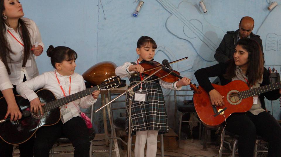 Rojava children learn music amid violence