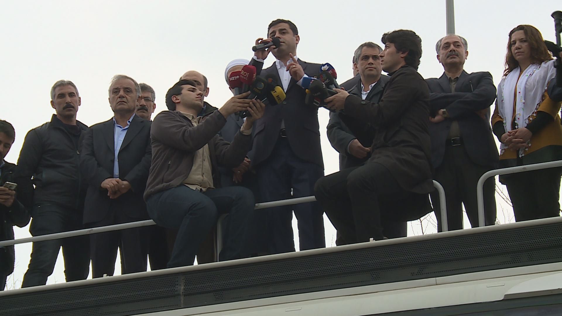 Di nimêja înê de peyamên aştiyê hatin dayîn