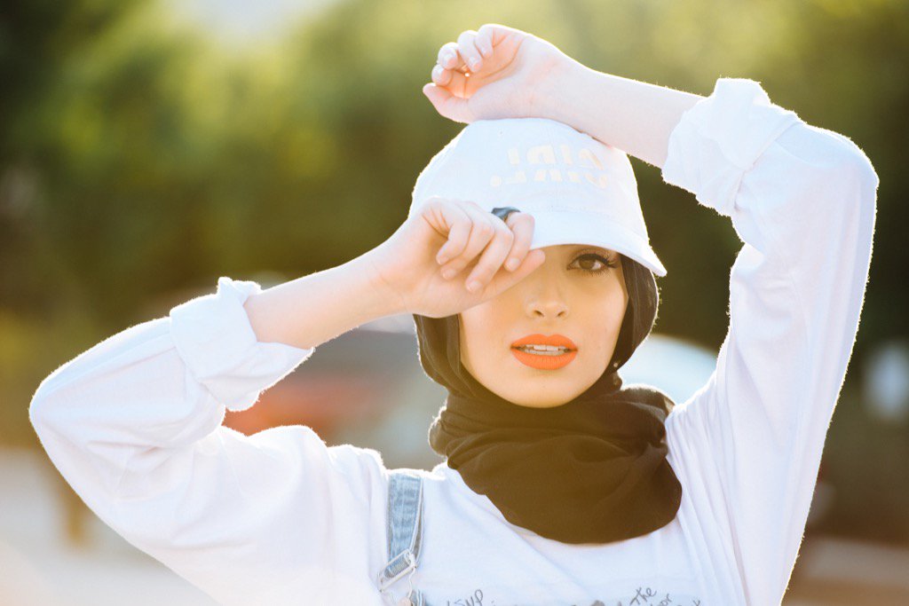 وێنه‌ی خانمه‌ باڵاپۆشێك له‌ گۆڤاری 