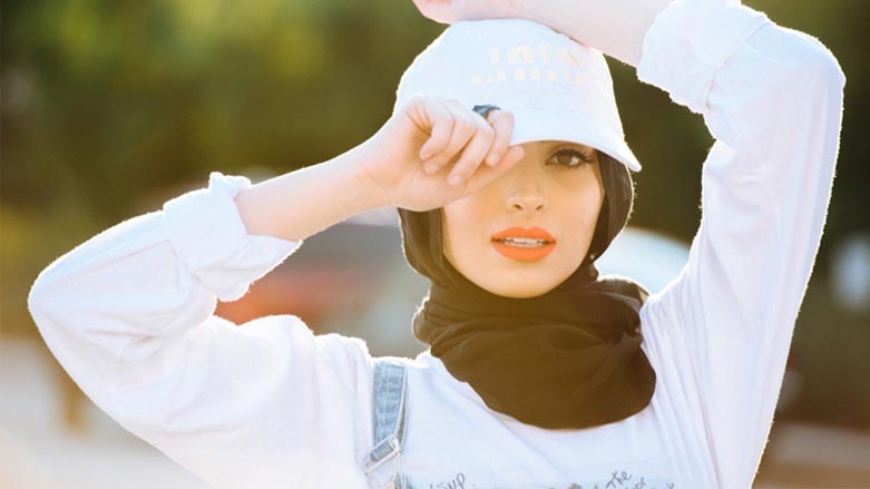 وێنه‌ی خانمه‌ باڵاپۆشێك له‌ گۆڤاری "پله‌ی بۆی" بڵاوده‌كرێته‌وه‌
