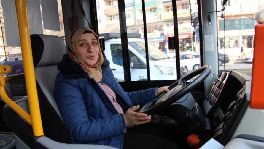 Jinên şofêr dest bi ajotina otobûsan kirin