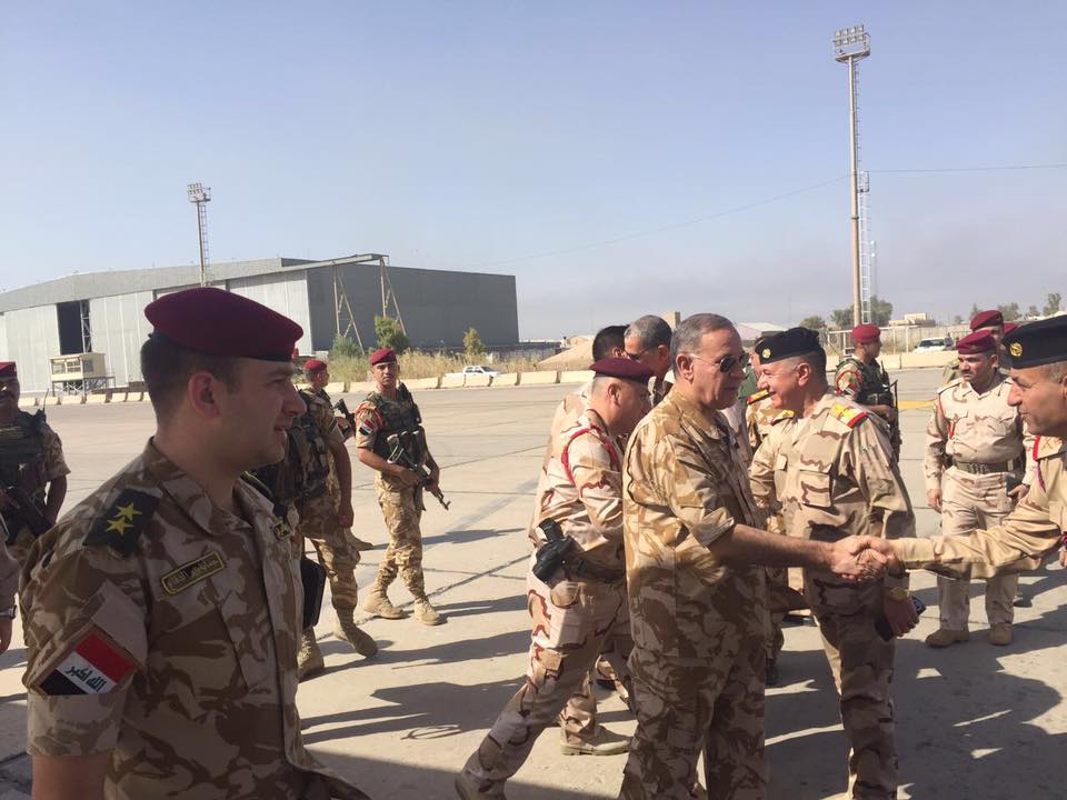 بالصور.. وزير الدفاع العراقي يصل مخمور