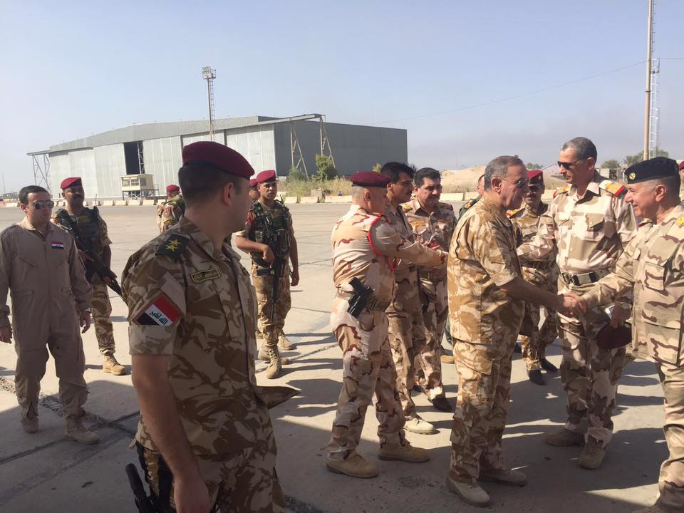 بالصور.. وزير الدفاع العراقي يصل مخمور