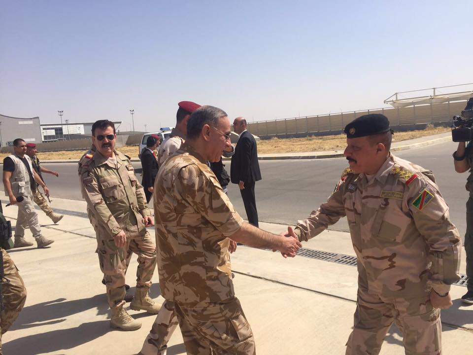 بالصور.. وزير الدفاع العراقي يصل مخمور
