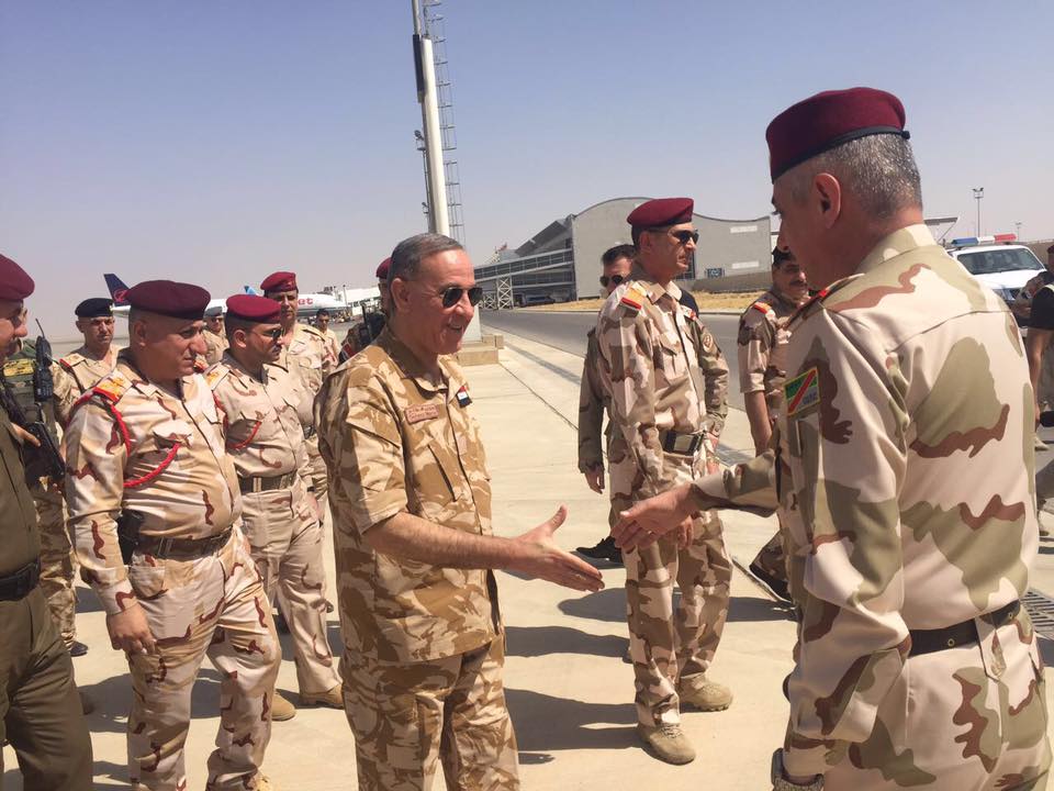 بالصور.. وزير الدفاع العراقي يصل مخمور