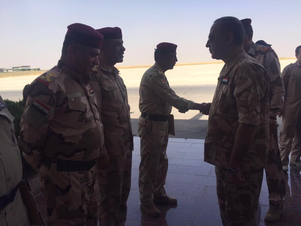 بالصور.. وزير الدفاع العراقي يصل مخمور