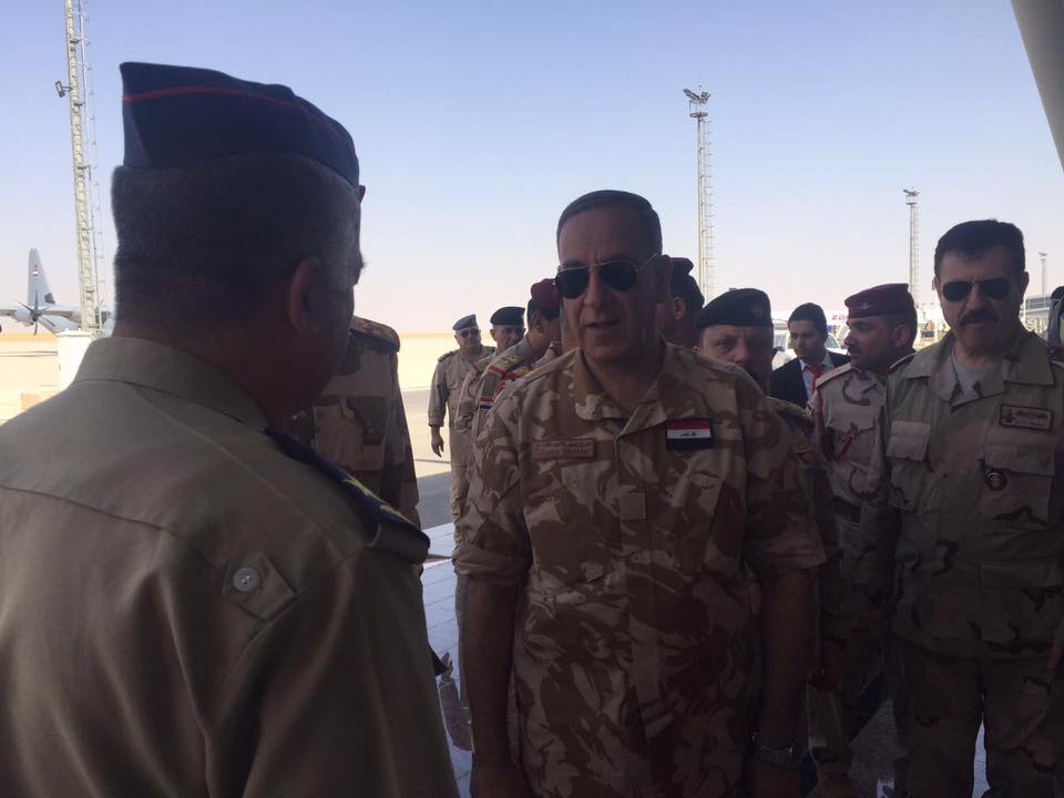 بالصور.. وزير الدفاع العراقي يصل مخمور