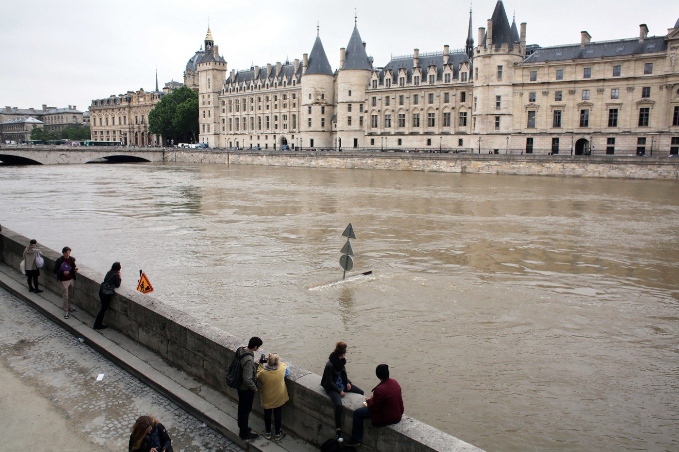 به‌هۆی لافاو مۆزه‌خانه‌ی لۆڤه‌ری پاریس داخرا