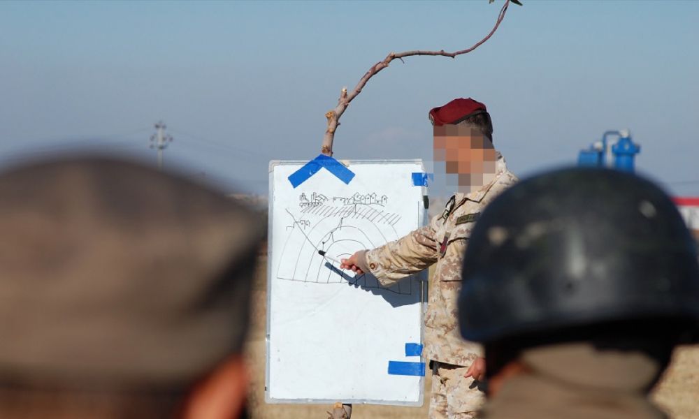 Rahênerên Îtalî çawa Pêşmergeyan perwerde dikin