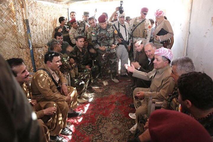 بالصور.. بارزاني في خنادق القتال مع البيشمركة