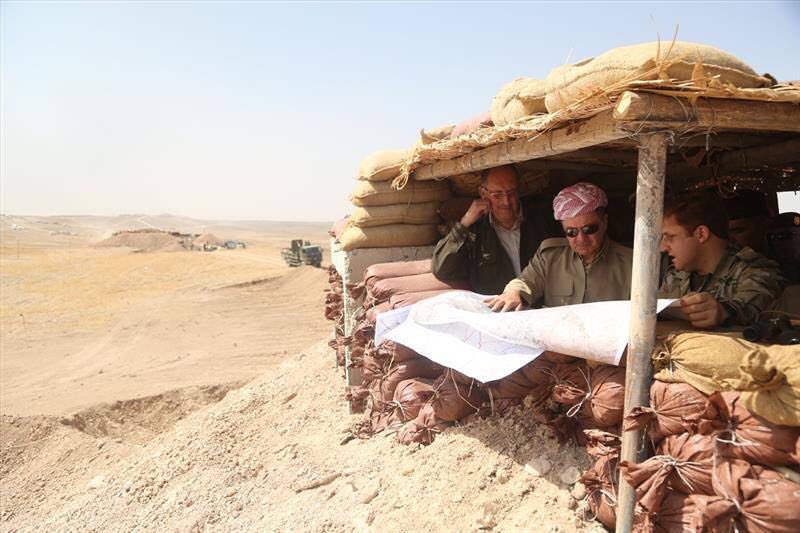 بالصور.. بارزاني في خنادق القتال مع البيشمركة