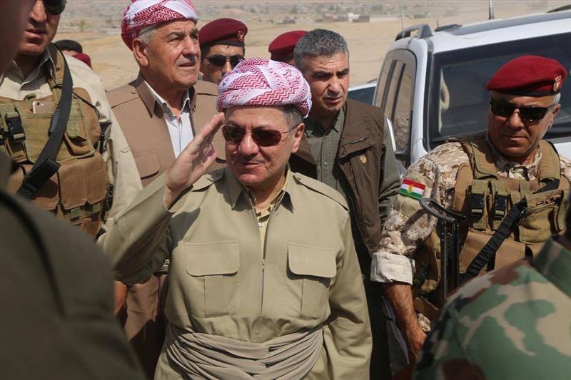 بالصور.. بارزاني في خنادق القتال مع البيشمركة