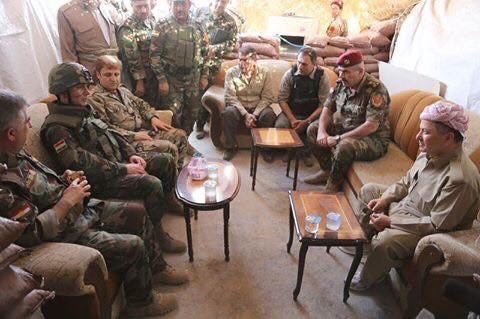 بالصور.. بارزاني في خنادق القتال مع البيشمركة