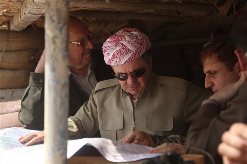 بالصور.. بارزاني في خنادق القتال مع البيشمركة