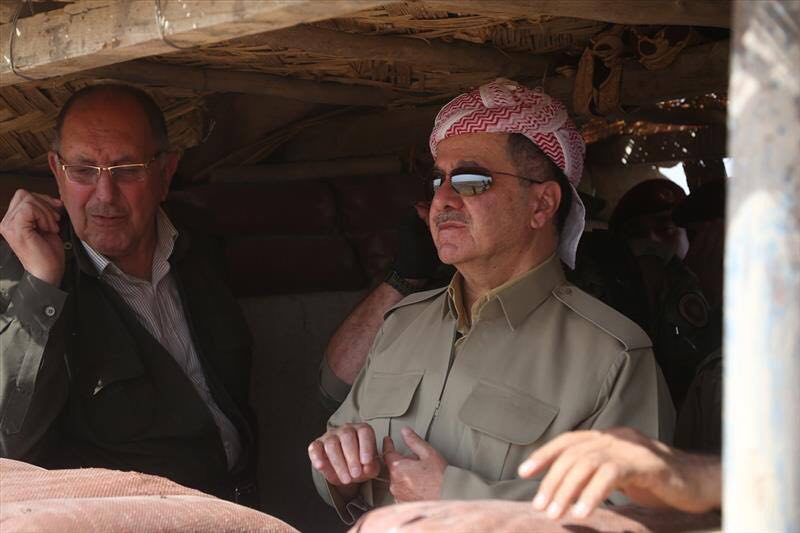 بالصور.. بارزاني في خنادق القتال مع البيشمركة