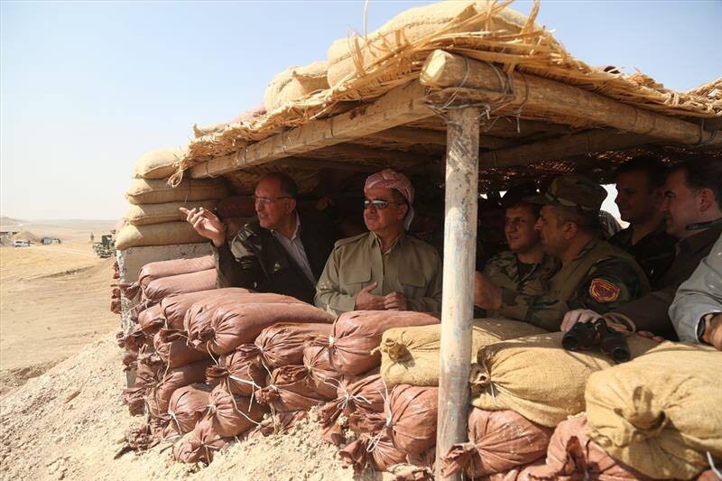 بالصور.. بارزاني في خنادق القتال مع البيشمركة