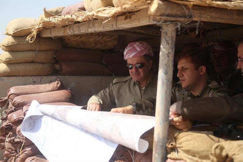 بالصور.. بارزاني في خنادق القتال مع البيشمركة