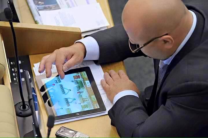 به‌ وێنه‌.. بزانه‌ په‌رله‌مانتارانی رووسیا خه‌ریكی چین؟