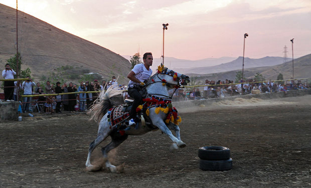 بە وێنە..فستیڤاڵی یاریی و سوارچاكی سنە