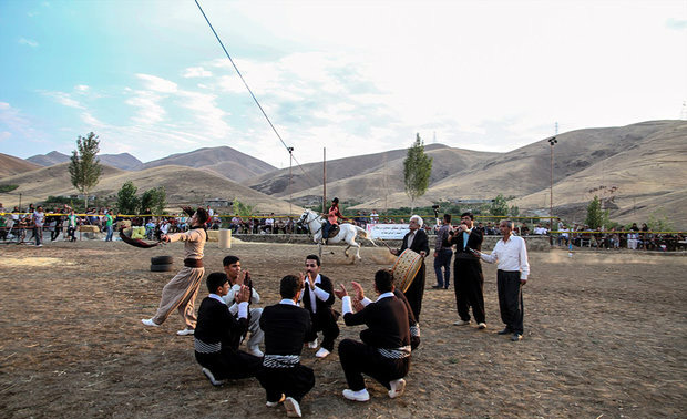 بە وێنە..فستیڤاڵی یاریی و سوارچاكی سنە