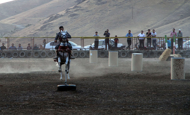 بە وێنە..فستیڤاڵی یاریی و سوارچاكی سنە