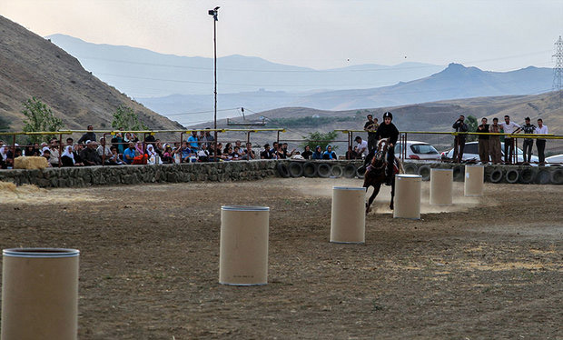 بە وێنە..فستیڤاڵی یاریی و سوارچاكی سنە