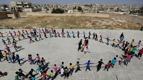 بالصور.. مدرسة تحت الارض نتيجة الحرب في سوريا