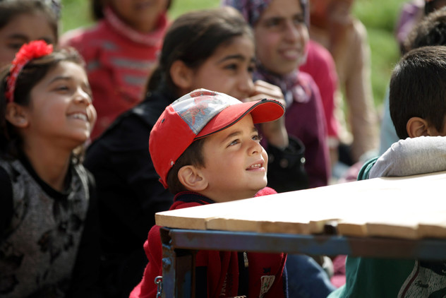 بالصور.. مدرسة تحت الارض نتيجة الحرب في سوريا