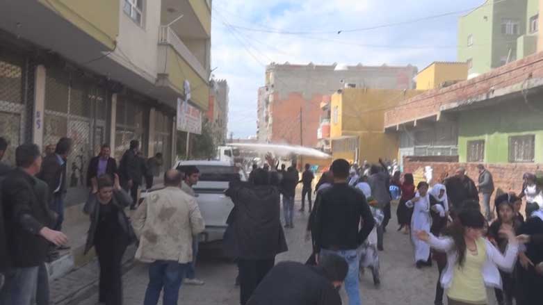 Polîsan êrîş bire ser pîrozbahiya Newrozê ya li Silopiya