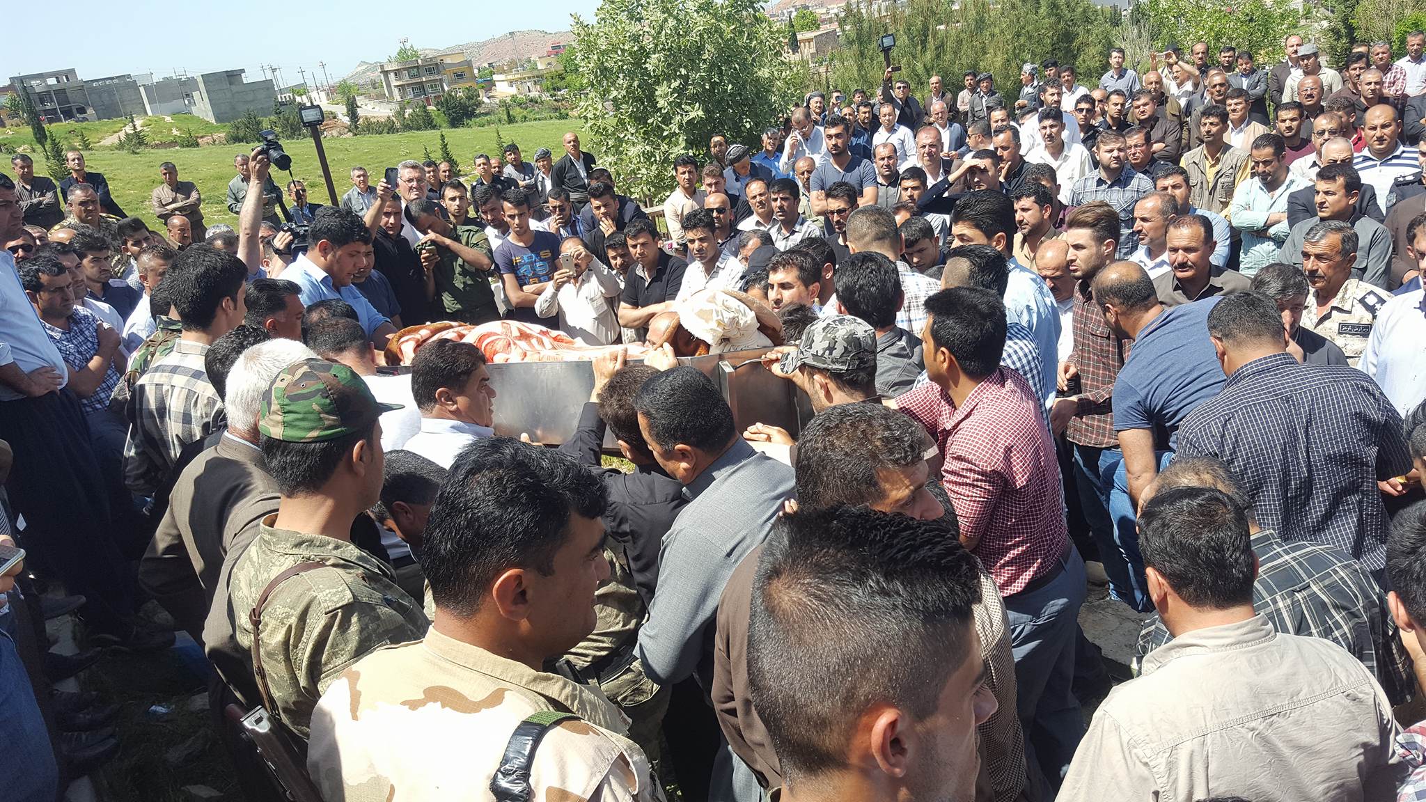 به‌ وێنه‌.. رێوڕه‌سمی به‌خاكسپاردنی فه‌رمانده‌ شه‌هیده‌كه‌ی خورماتوو