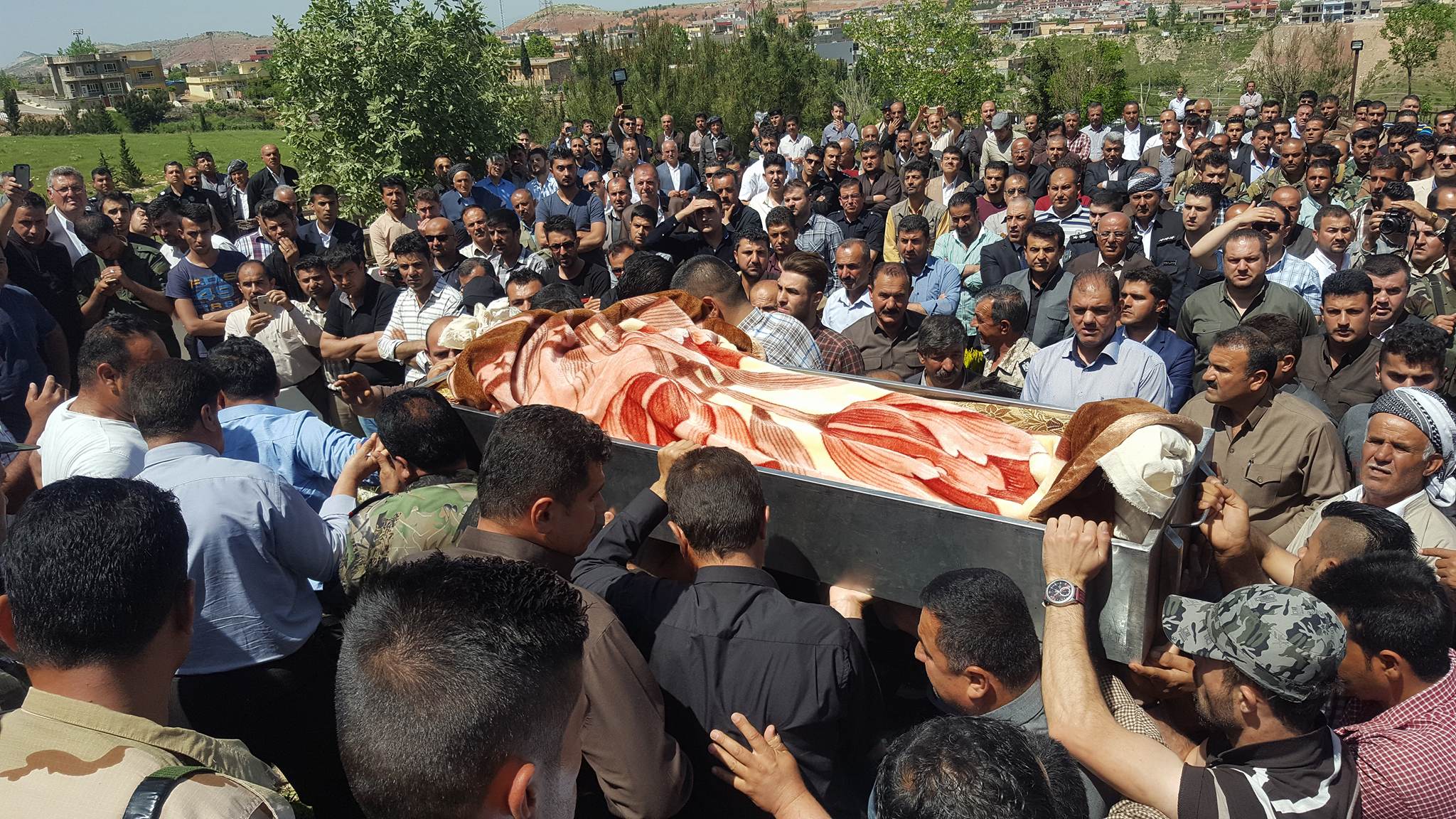 به‌ وێنه‌.. رێوڕه‌سمی به‌خاكسپاردنی فه‌رمانده‌ شه‌هیده‌كه‌ی خورماتوو