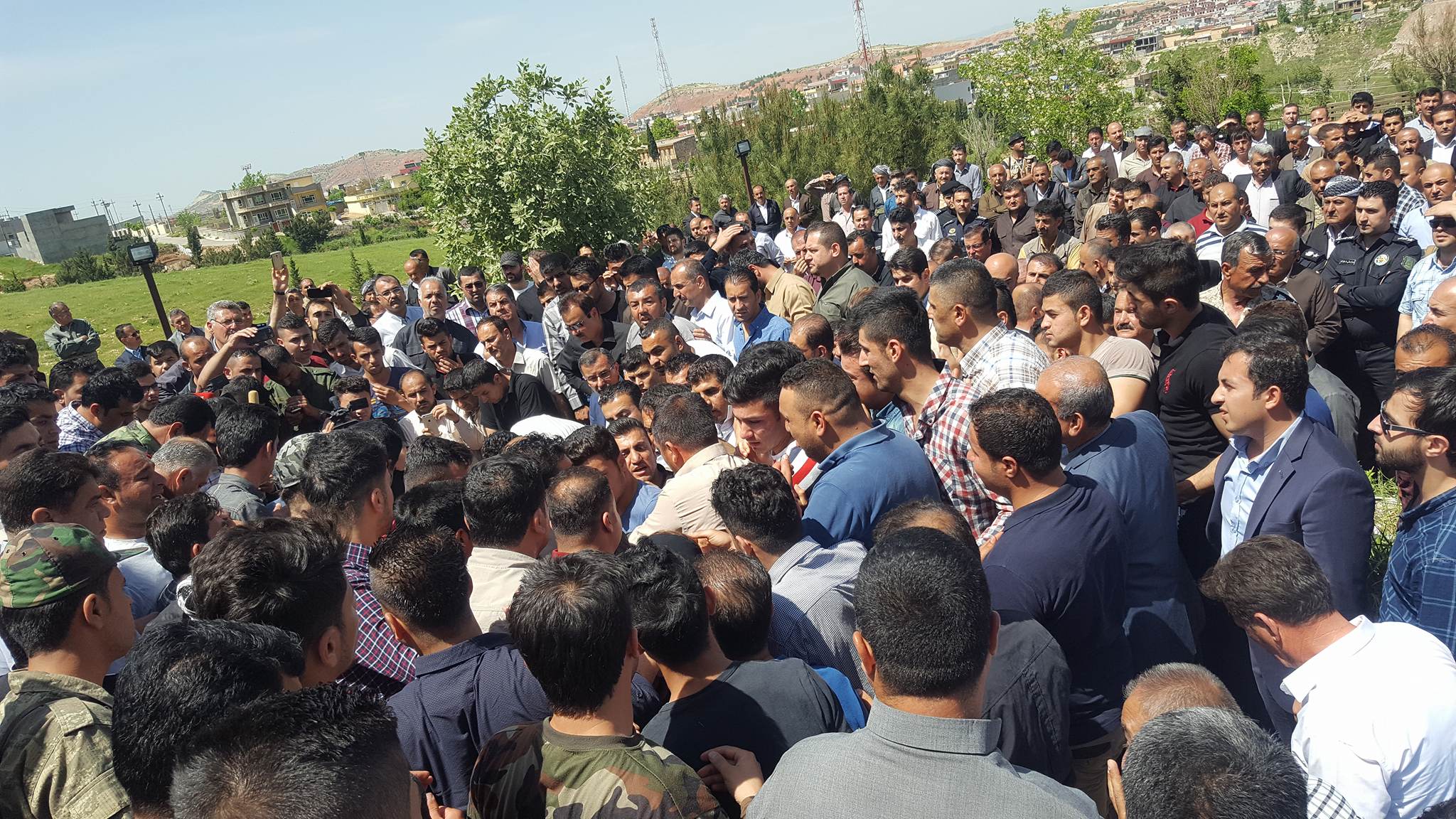 به‌ وێنه‌.. رێوڕه‌سمی به‌خاكسپاردنی فه‌رمانده‌ شه‌هیده‌كه‌ی خورماتوو