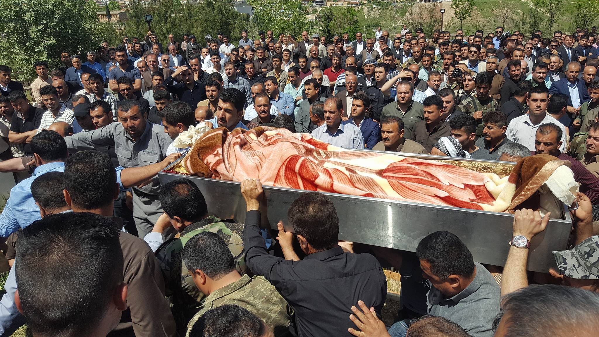 به‌ وێنه‌.. رێوڕه‌سمی به‌خاكسپاردنی فه‌رمانده‌ شه‌هیده‌كه‌ی خورماتوو