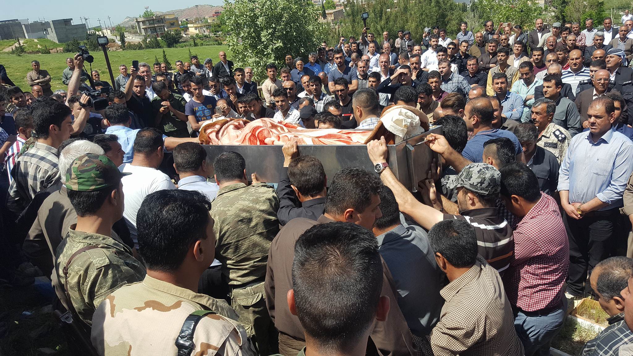 به‌ وێنه‌.. رێوڕه‌سمی به‌خاكسپاردنی فه‌رمانده‌ شه‌هیده‌كه‌ی خورماتوو